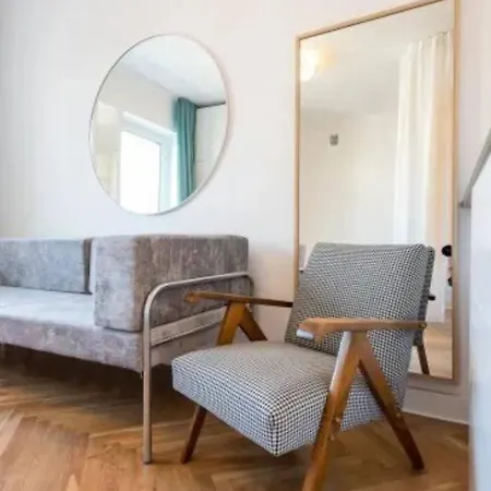 Cutest With Location ורשה